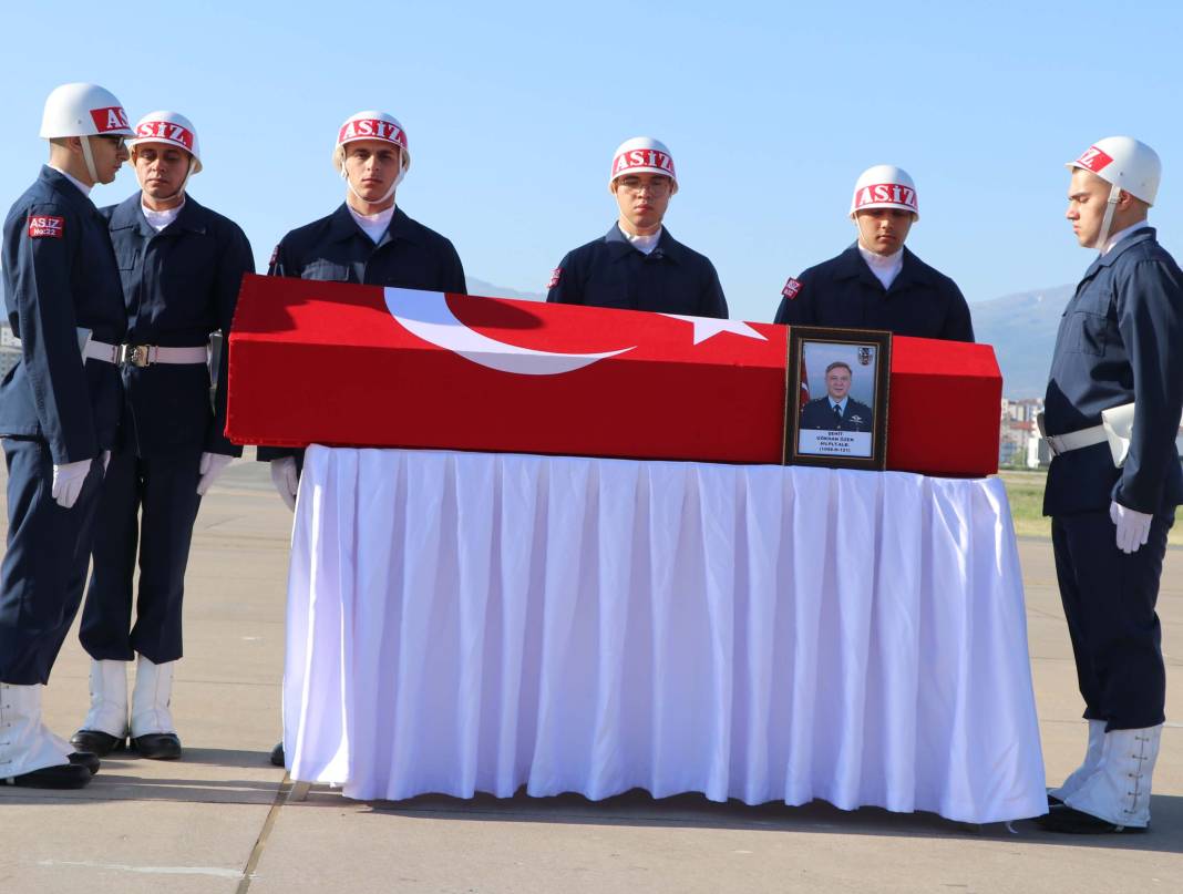 Uçak kazasında şehit olan 2 albay için komutanlıkta tören 9